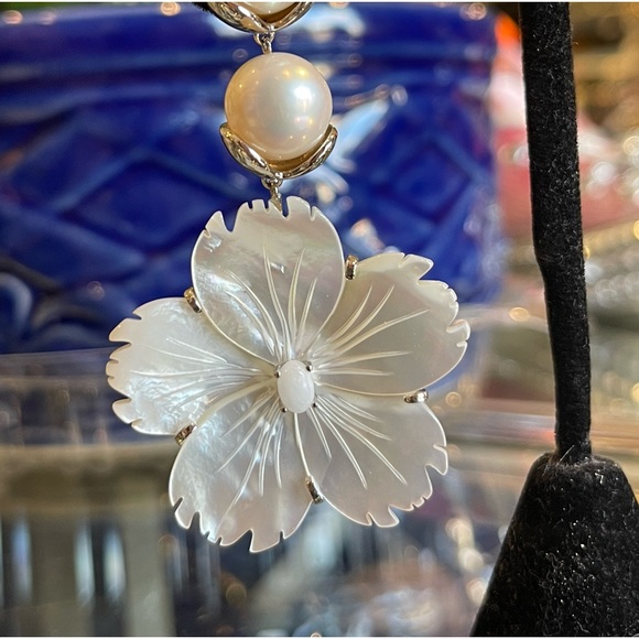 Cristina Sabatini Earrings Mother of Pearl Flower Drop - Picture 2 of 4